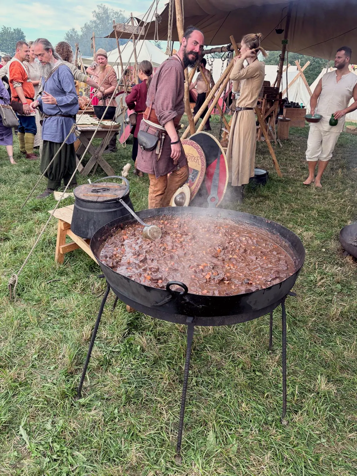 Braten in der Pfanne über dem Feuer