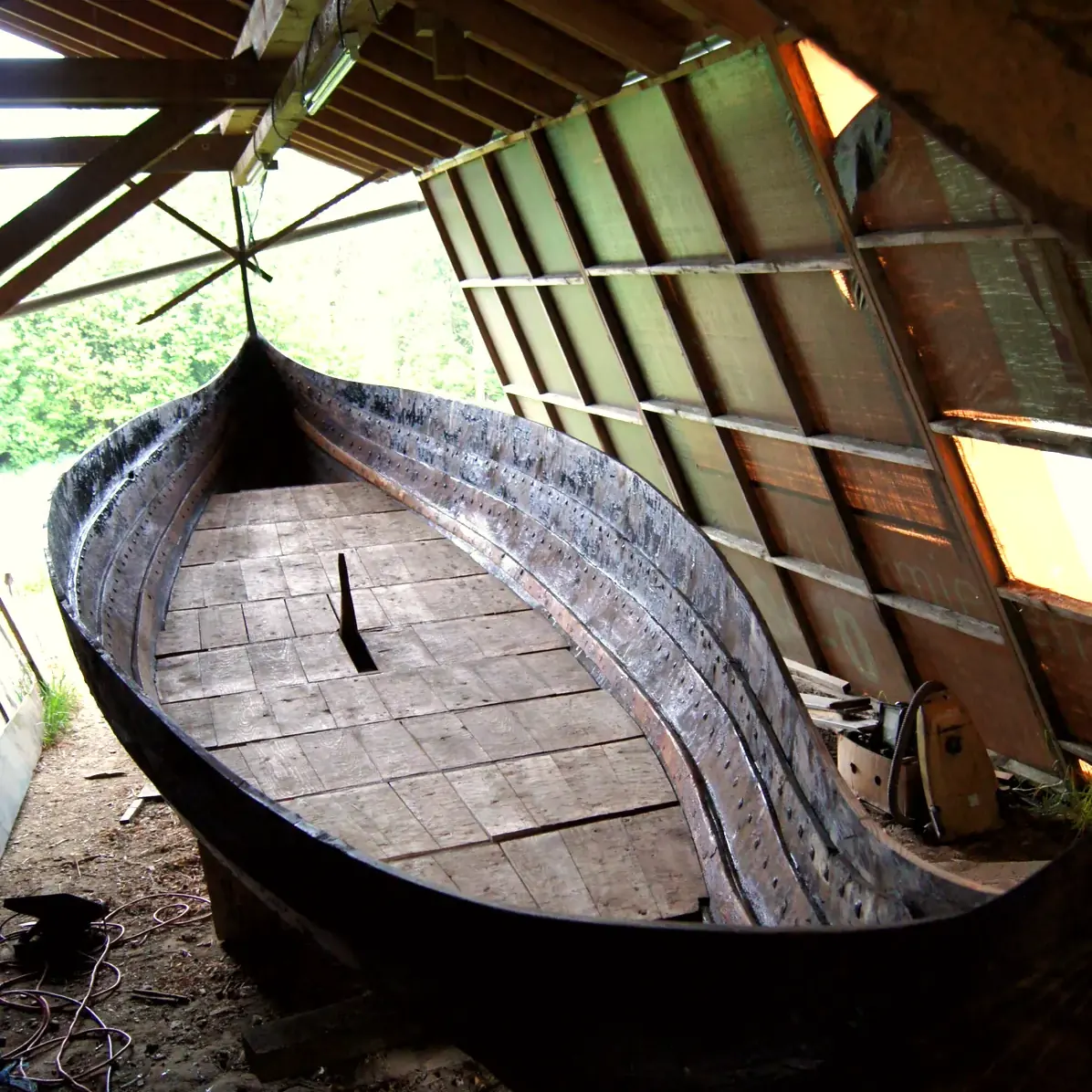 Schiffsbau: Der Boden wird eingebaut · Mai 2014