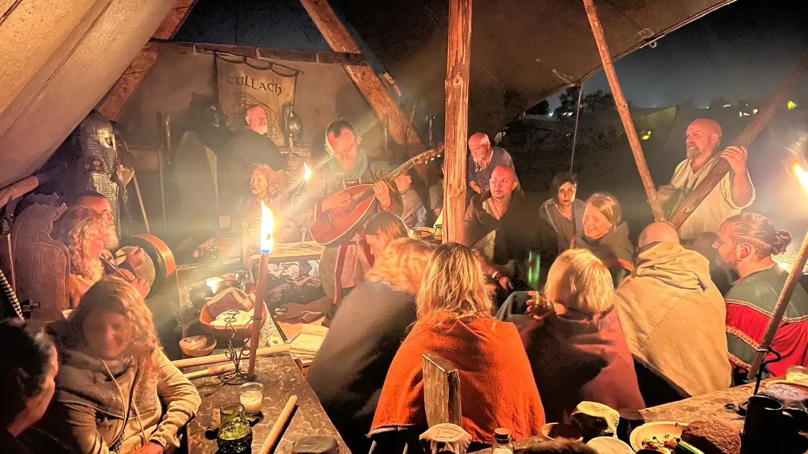 Alvara spielt am Lagerfeuer im Zelt