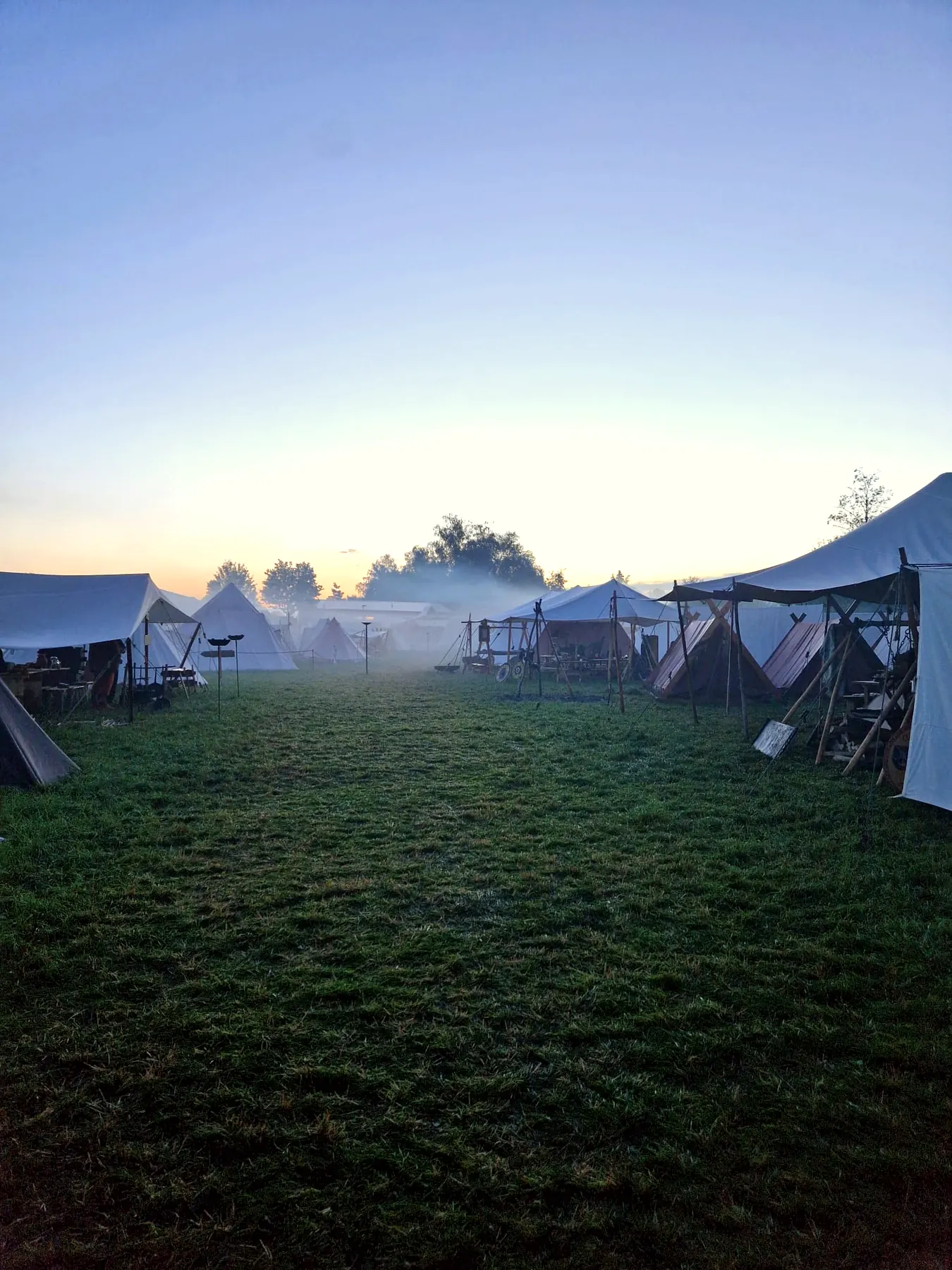 Der Weg durch das Lager am Morgen