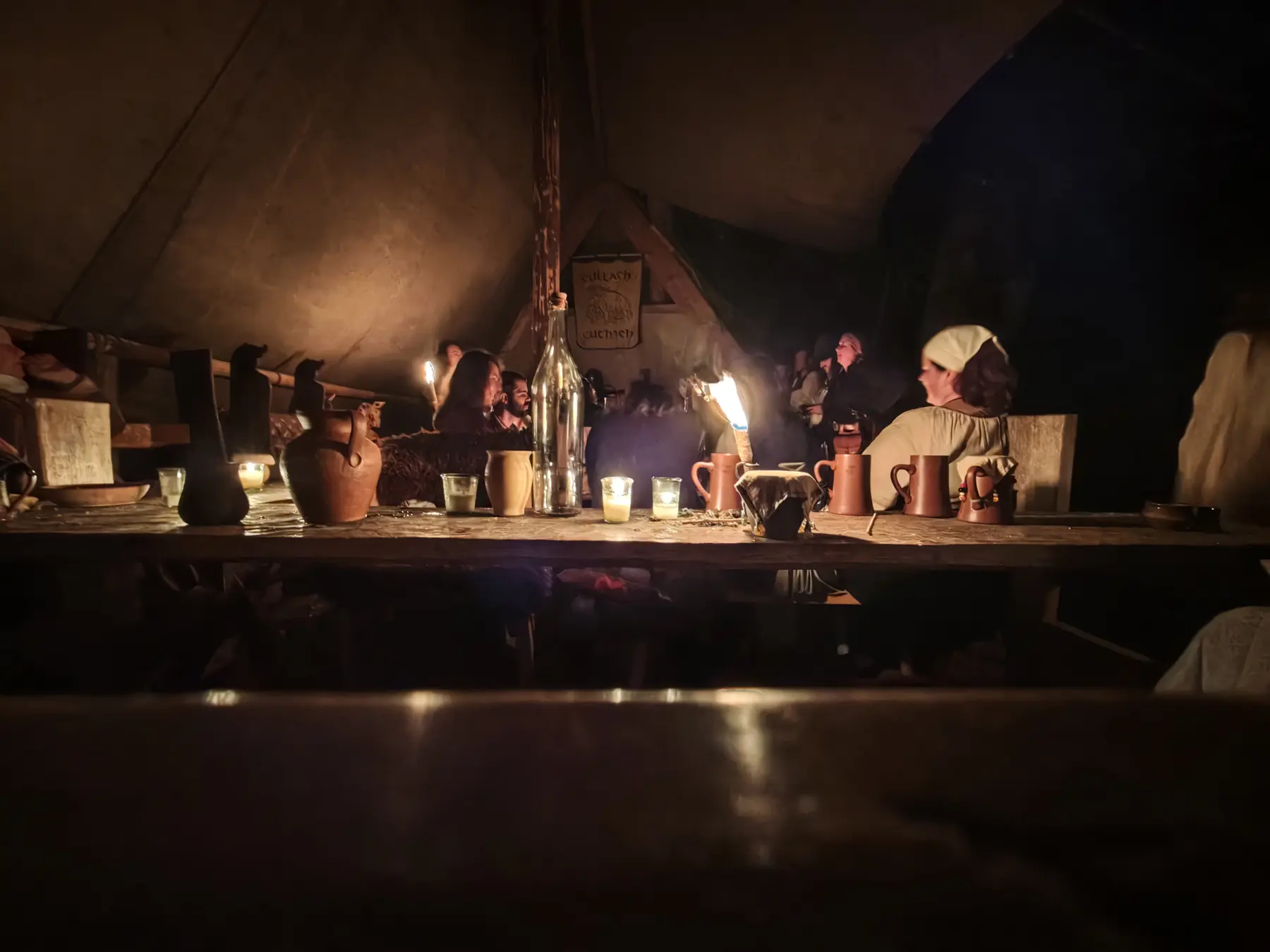 Abend im Langhaus von Cullach Cuthach in Kaltenberg