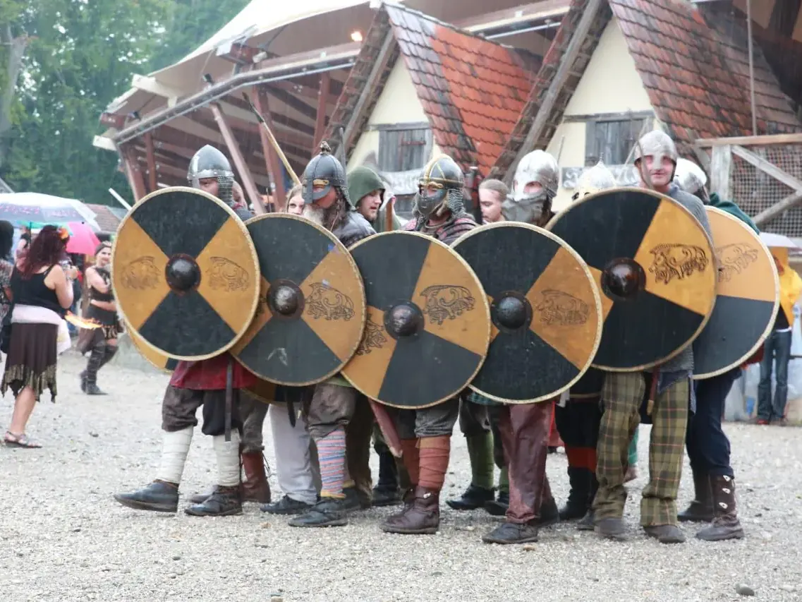 Schildwall beim Umzug auf dem Kaltenberger Ritterturnier